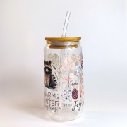 Szklany kubek 550 ml z bambusową pokrywką i szklaną słomką - szop w zimowym anturażu z gałązek iglastych, szyszek, śnieżek i z dopiskiem "Warm winter" - ciepła zima - pocichutku.pl