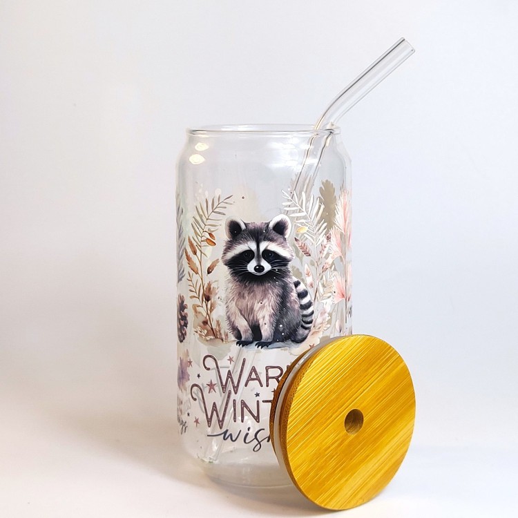 Szklany kubek 550 ml z bambusową pokrywką i szklaną słomką - szop w zimowym anturażu z gałązek iglastych, szyszek, śnieżek i z dopiskiem "Warm winter" - ciepła zima - pocichutku.pl