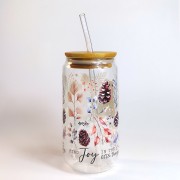 Szklany kubek 550 ml z bambusową pokrywką i szklaną słomką - szop w zimowym anturażu z gałązek iglastych, szyszek, śnieżek i z dopiskiem "Warm winter" - ciepła zima - pocichutku.pl