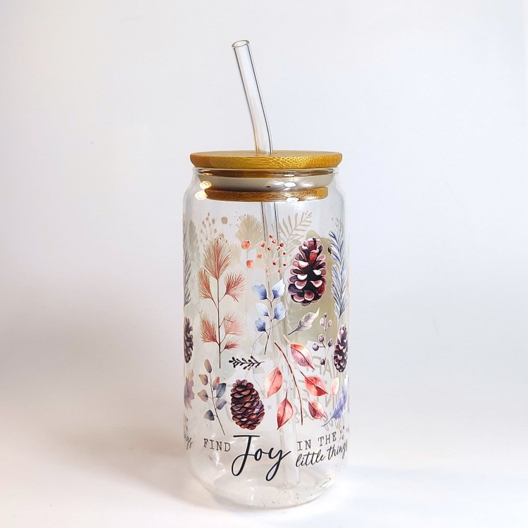 Szklany kubek 550 ml z bambusową pokrywką i szklaną słomką - szop w zimowym anturażu z gałązek iglastych, szyszek, śnieżek i z dopiskiem "Warm winter" - ciepła zima - pocichutku.pl