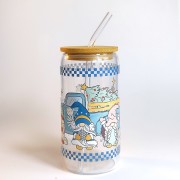 Szklany kubek 550 ml z bambusową pokrywką i szklaną słomką - skrzaty, a za nimi samochód z choinką na tylnej pace, całość zachowana głównie w pastelowym błękitnym kolorze - pocichutku.pl