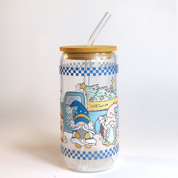 Szklany kubek 550 ml z bambusową pokrywką i szklaną słomką - skrzaty, a za nimi samochód z choinką na tylnej pace, całość zachowana głównie w pastelowym błękitnym kolorze - pocichutku.pl