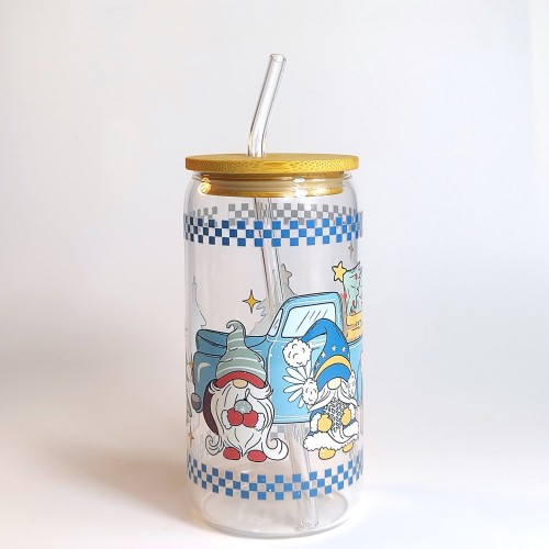 Szklany kubek 550 ml z bambusową pokrywką i szklaną słomką - skrzaty, a za nimi samochód z choinką na tylnej pace, całość zachowana głównie w pastelowym błękitnym kolorze - pocichutku.pl