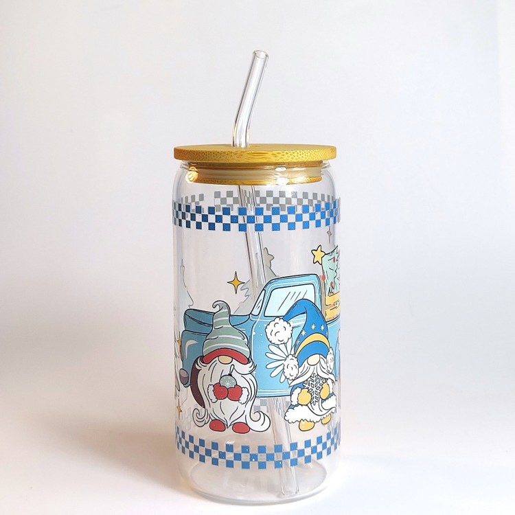Szklany kubek 550 ml z bambusową pokrywką i szklaną słomką - skrzaty, a za nimi samochód z choinką na tylnej pace, całość zachowana głównie w pastelowym błękitnym kolorze - pocichutku.pl