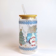 Szklany kubek 550 ml z bambusową pokrywką i szklaną słomką - skrzaty, a za nimi samochód z choinką na tylnej pace, całość zachowana głównie w pastelowym błękitnym kolorze - pocichutku.pl