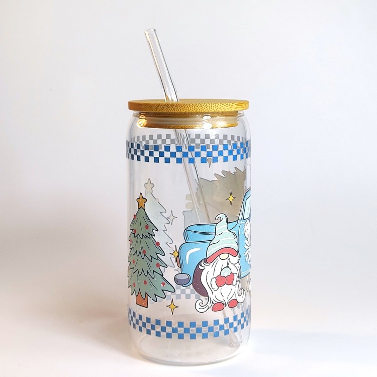 Szklany kubek 550 ml z bambusową pokrywką i szklaną słomką - skrzaty, a za nimi samochód z choinką na tylnej pace, całość zachowana głównie w pastelowym błękitnym kolorze - pocichutku.pl