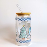 Szklany kubek 550 ml z bambusową pokrywką i szklaną słomką - skrzaty, a za nimi samochód z choinką na tylnej pace, całość zachowana głównie w pastelowym błękitnym kolorze - pocichutku.pl