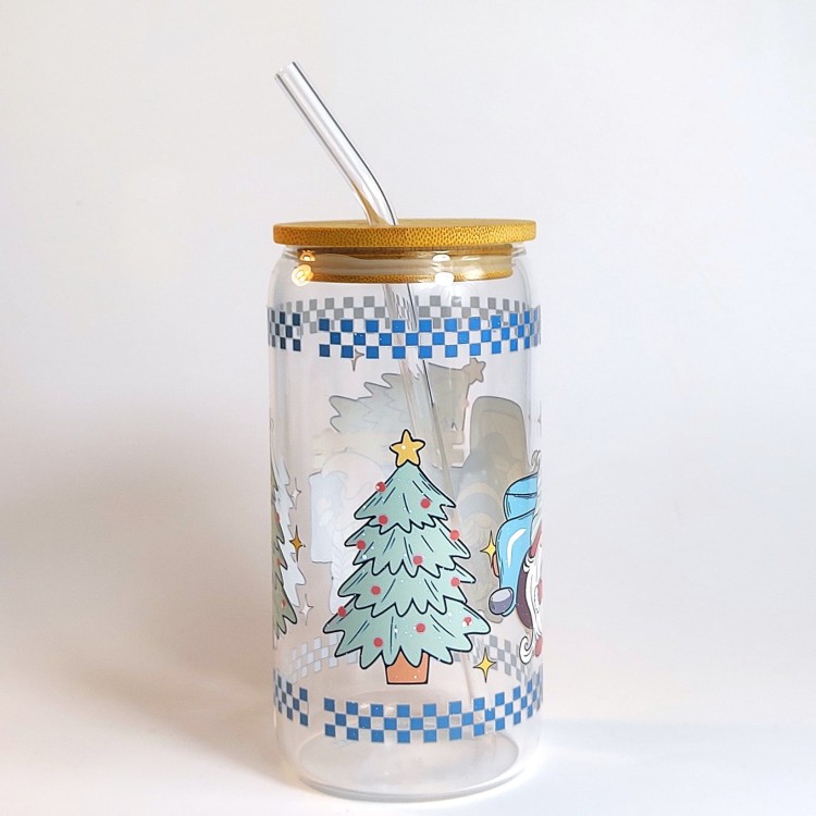 Szklany kubek 550 ml z bambusową pokrywką i szklaną słomką - skrzaty, a za nimi samochód z choinką na tylnej pace, całość zachowana głównie w pastelowym błękitnym kolorze - pocichutku.pl