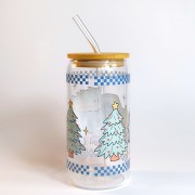 Szklany kubek 550 ml z bambusową pokrywką i szklaną słomką - skrzaty, a za nimi samochód z choinką na tylnej pace, całość zachowana głównie w pastelowym błękitnym kolorze - pocichutku.pl