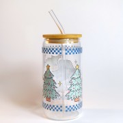 Szklany kubek 550 ml z bambusową pokrywką i szklaną słomką - skrzaty, a za nimi samochód z choinką na tylnej pace, całość zachowana głównie w pastelowym błękitnym kolorze - pocichutku.pl