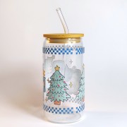 Szklany kubek 550 ml z bambusową pokrywką i szklaną słomką - skrzaty, a za nimi samochód z choinką na tylnej pace, całość zachowana głównie w pastelowym błękitnym kolorze - pocichutku.pl