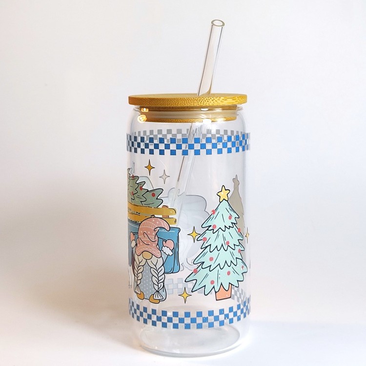Szklany kubek 550 ml z bambusową pokrywką i szklaną słomką - skrzaty, a za nimi samochód z choinką na tylnej pace, całość zachowana głównie w pastelowym błękitnym kolorze - pocichutku.pl