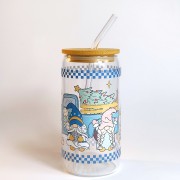 Szklany kubek 550 ml z bambusową pokrywką i szklaną słomką - skrzaty, a za nimi samochód z choinką na tylnej pace, całość zachowana głównie w pastelowym błękitnym kolorze - pocichutku.pl