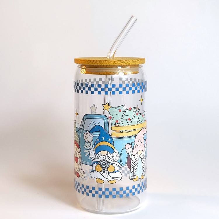 Szklany kubek 550 ml z bambusową pokrywką i szklaną słomką - skrzaty, a za nimi samochód z choinką na tylnej pace, całość zachowana głównie w pastelowym błękitnym kolorze - pocichutku.pl
