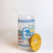 Szklany kubek 550 ml z bambusową pokrywką i szklaną słomką - skrzaty, a za nimi samochód z choinką na tylnej pace, całość zachowana głównie w pastelowym błękitnym kolorze - pocichutku.pl