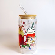 Szklany kubek 550 ml z bambusową pokrywką i szklaną słomką - 4 różne czerwone kubki, wypełnione napojami i dodatkami kojarzącymi się z przytulnym wieczorem pod kocem w świątecznej atmosferze - pocichutku.pl