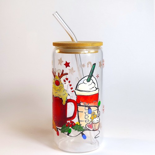 Szklany kubek 550 ml z bambusową pokrywką i szklaną słomką - 4 różne czerwone kubki, wypełnione napojami i dodatkami kojarzącymi się z przytulnym wieczorem pod kocem w świątecznej atmosferze - pocichutku.pl