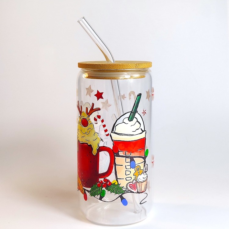 Szklany kubek 550 ml z bambusową pokrywką i szklaną słomką - 4 różne czerwone kubki, wypełnione napojami i dodatkami kojarzącymi się z przytulnym wieczorem pod kocem w świątecznej atmosferze - pocichutku.pl