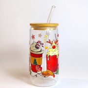 Szklany kubek 550 ml z bambusową pokrywką i szklaną słomką - 4 różne czerwone kubki, wypełnione napojami i dodatkami kojarzącymi się z przytulnym wieczorem pod kocem w świątecznej atmosferze - pocichutku.pl