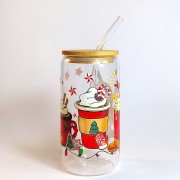 Szklany kubek 550 ml z bambusową pokrywką i szklaną słomką - 4 różne czerwone kubki, wypełnione napojami i dodatkami kojarzącymi się z przytulnym wieczorem pod kocem w świątecznej atmosferze - pocichutku.pl