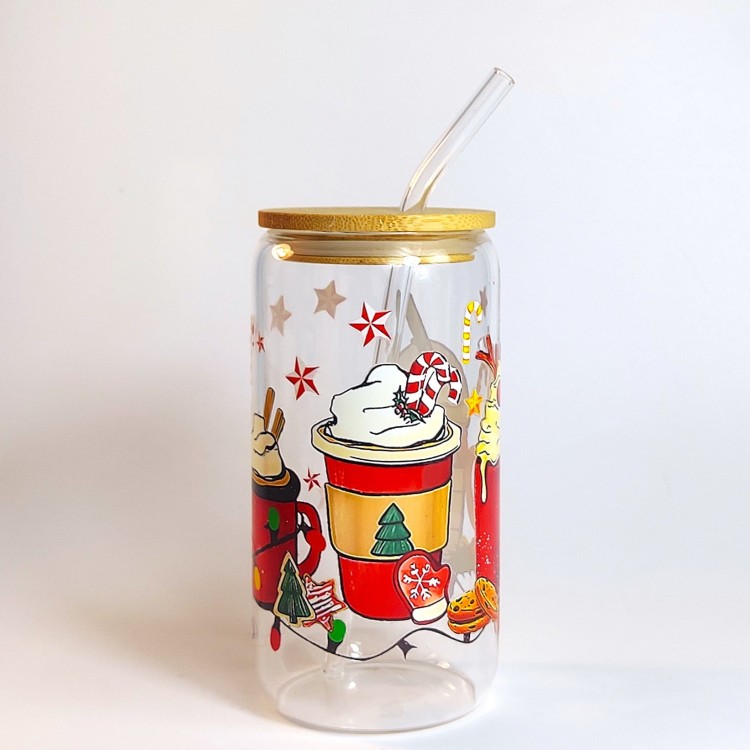 Szklany kubek 550 ml z bambusową pokrywką i szklaną słomką - 4 różne czerwone kubki, wypełnione napojami i dodatkami kojarzącymi się z przytulnym wieczorem pod kocem w świątecznej atmosferze - pocichutku.pl