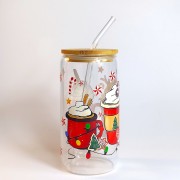 Szklany kubek 550 ml z bambusową pokrywką i szklaną słomką - 4 różne czerwone kubki, wypełnione napojami i dodatkami kojarzącymi się z przytulnym wieczorem pod kocem w świątecznej atmosferze - pocichutku.pl
