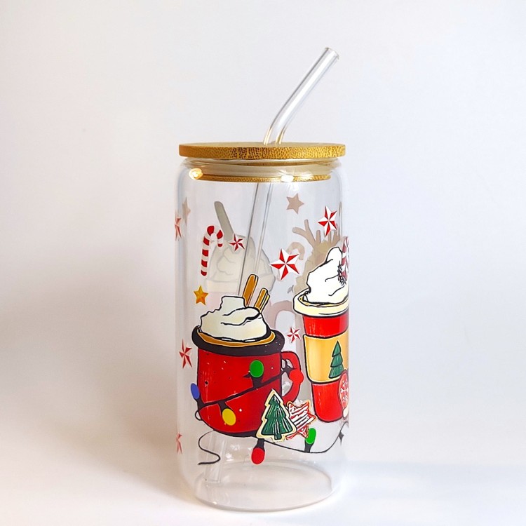 Szklany kubek 550 ml z bambusową pokrywką i szklaną słomką - 4 różne czerwone kubki, wypełnione napojami i dodatkami kojarzącymi się z przytulnym wieczorem pod kocem w świątecznej atmosferze - pocichutku.pl
