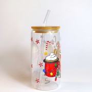 Szklany kubek 550 ml z bambusową pokrywką i szklaną słomką - 4 różne czerwone kubki, wypełnione napojami i dodatkami kojarzącymi się z przytulnym wieczorem pod kocem w świątecznej atmosferze - pocichutku.pl