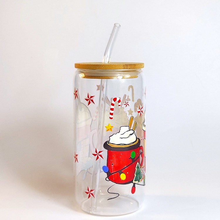 Szklany kubek 550 ml z bambusową pokrywką i szklaną słomką - 4 różne czerwone kubki, wypełnione napojami i dodatkami kojarzącymi się z przytulnym wieczorem pod kocem w świątecznej atmosferze - pocichutku.pl