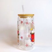 Szklany kubek 550 ml z bambusową pokrywką i szklaną słomką - 4 różne czerwone kubki, wypełnione napojami i dodatkami kojarzącymi się z przytulnym wieczorem pod kocem w świątecznej atmosferze - pocichutku.pl