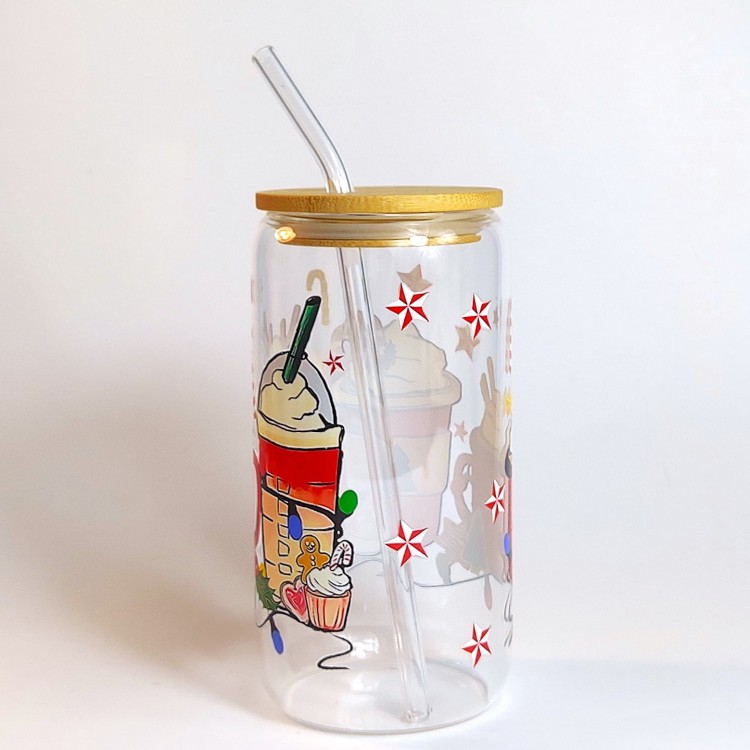 Szklany kubek 550 ml z bambusową pokrywką i szklaną słomką - 4 różne czerwone kubki, wypełnione napojami i dodatkami kojarzącymi się z przytulnym wieczorem pod kocem w świątecznej atmosferze - pocichutku.pl