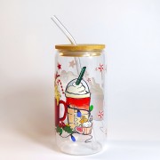 Szklany kubek 550 ml z bambusową pokrywką i szklaną słomką - 4 różne czerwone kubki, wypełnione napojami i dodatkami kojarzącymi się z przytulnym wieczorem pod kocem w świątecznej atmosferze - pocichutku.pl
