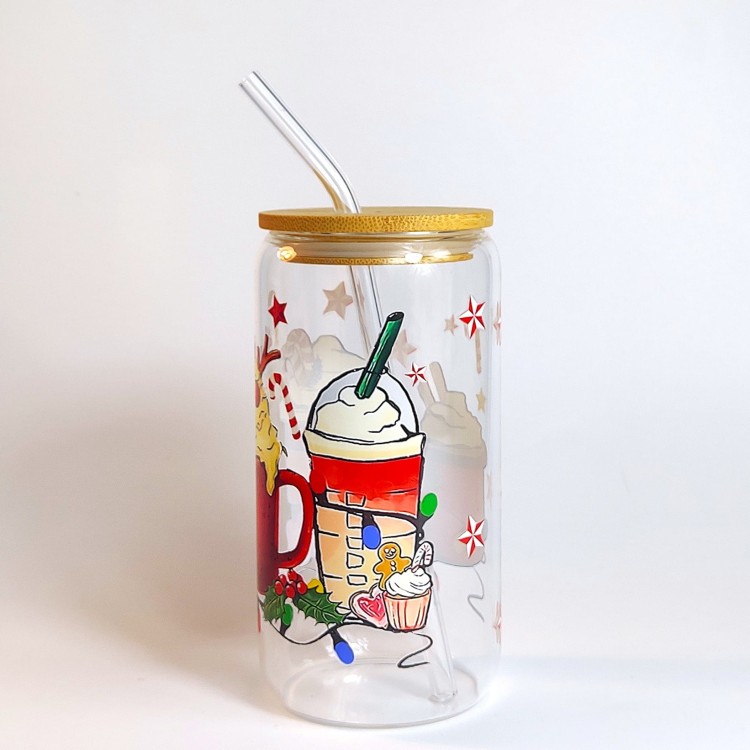 Szklany kubek 550 ml z bambusową pokrywką i szklaną słomką - 4 różne czerwone kubki, wypełnione napojami i dodatkami kojarzącymi się z przytulnym wieczorem pod kocem w świątecznej atmosferze - pocichutku.pl