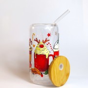 Szklany kubek 550 ml z bambusową pokrywką i szklaną słomką - 4 różne czerwone kubki, wypełnione napojami i dodatkami kojarzącymi się z przytulnym wieczorem pod kocem w świątecznej atmosferze - pocichutku.pl