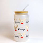 Szklany kubek 550 ml mleczne szkło z bambusową pokrywką i szklaną słomką - 9 główek reniferów z imionami reniferów Świętego Mikołaja - pocichutku.pl