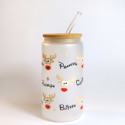 Szklany kubek 550 ml mleczne szkło z bambusową pokrywką i szklaną słomką - 9 główek reniferów z imionami reniferów Świętego Mikołaja - pocichutku.pl