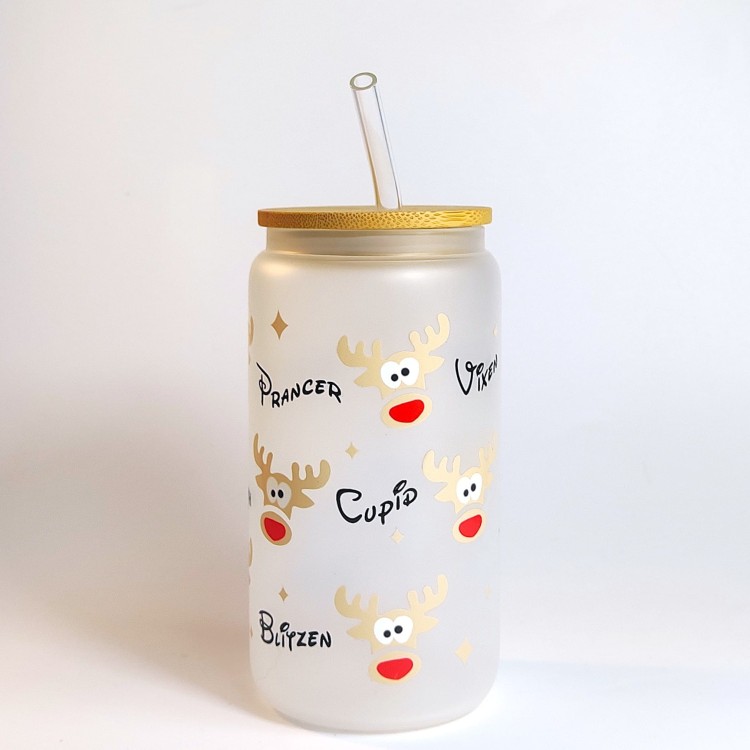 Szklany kubek 550 ml mleczne szkło z bambusową pokrywką i szklaną słomką - 9 główek reniferów z imionami reniferów Świętego Mikołaja - pocichutku.pl