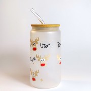 Szklany kubek 550 ml mleczne szkło z bambusową pokrywką i szklaną słomką - 9 główek reniferów z imionami reniferów Świętego Mikołaja - pocichutku.pl