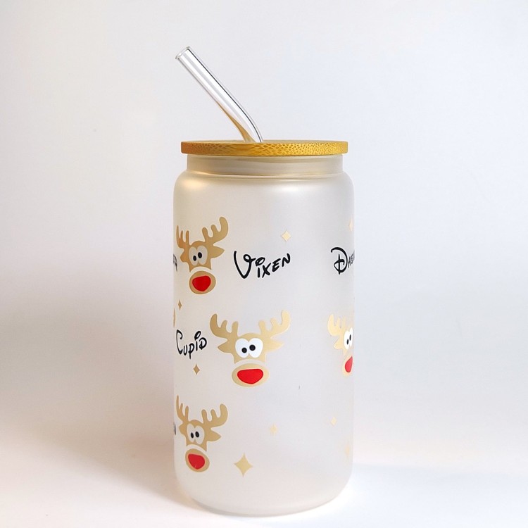 Szklany kubek 550 ml mleczne szkło z bambusową pokrywką i szklaną słomką - 9 główek reniferów z imionami reniferów Świętego Mikołaja - pocichutku.pl