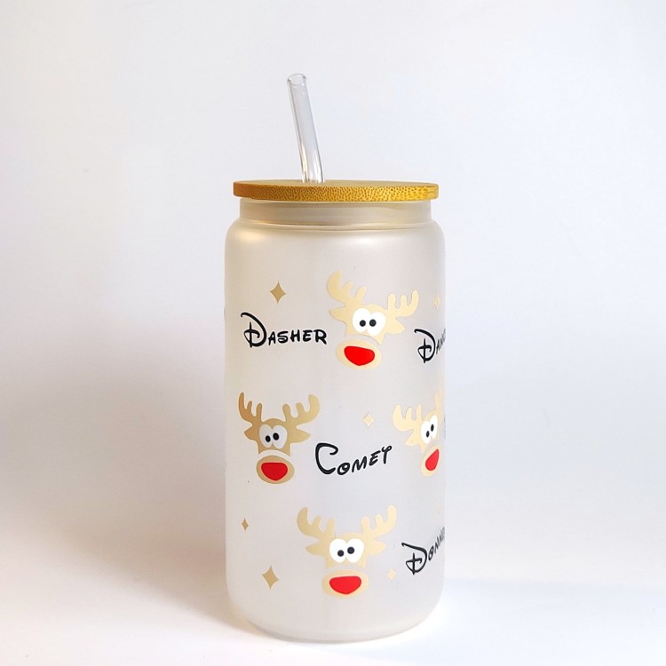 Szklany kubek 550 ml mleczne szkło z bambusową pokrywką i szklaną słomką - 9 główek reniferów z imionami reniferów Świętego Mikołaja - pocichutku.pl