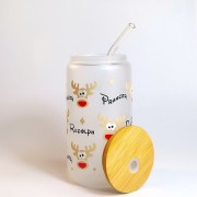 Szklany kubek 550 ml mleczne szkło z bambusową pokrywką i szklaną słomką - 9 główek reniferów z imionami reniferów Świętego Mikołaja - pocichutku.pl