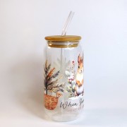 Szklany kubek 550 ml z bambusową pokrywką i szklaną słomką - wiewiórka siedząca na śniegu, a wokół niej dwie choinki w wiklinowych doniczkach - pocichutku.pl