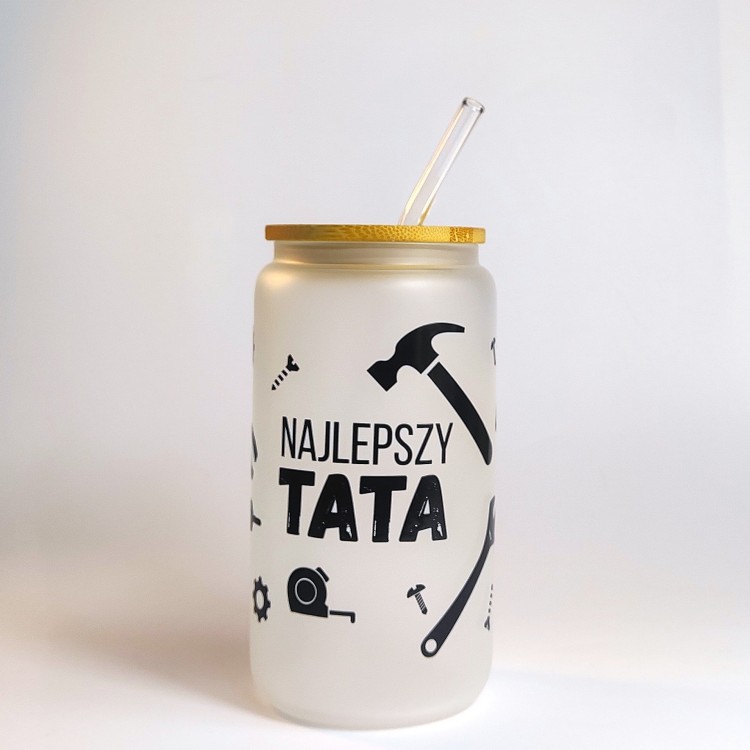 Szklany kubek 550 ml matowe szkło z bambusową pokrywką i szklaną słomką - czarny napis najlepszy tata, wokół akcesoria złotej rączki - pocichutku.pl