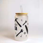 Szklany kubek 550 ml matowe szkło z bambusową pokrywką i szklaną słomką - czarny napis najlepszy tata, wokół akcesoria złotej rączki - pocichutku.pl