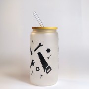 Szklany kubek 550 ml matowe szkło z bambusową pokrywką i szklaną słomką - czarny napis najlepszy tata, wokół akcesoria złotej rączki - pocichutku.pl