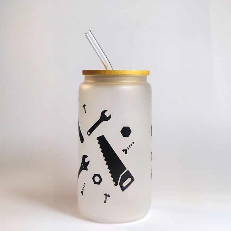 Szklany kubek 550 ml matowe szkło z bambusową pokrywką i szklaną słomką - czarny napis najlepszy tata, wokół akcesoria złotej rączki - pocichutku.pl