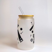Szklany kubek 550 ml matowe szkło z bambusową pokrywką i szklaną słomką - czarny napis najlepszy tata, wokół akcesoria złotej rączki - pocichutku.pl
