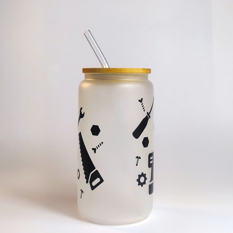 Szklany kubek 550 ml matowe szkło z bambusową pokrywką i szklaną słomką - czarny napis najlepszy tata, wokół akcesoria złotej rączki - pocichutku.pl