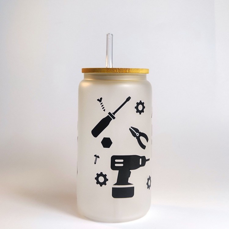 Szklany kubek 550 ml matowe szkło z bambusową pokrywką i szklaną słomką - czarny napis najlepszy tata, wokół akcesoria złotej rączki - pocichutku.pl