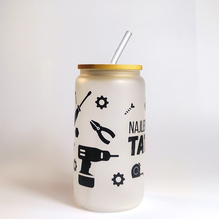 Szklany kubek 550 ml matowe szkło z bambusową pokrywką i szklaną słomką - czarny napis najlepszy tata, wokół akcesoria złotej rączki - pocichutku.pl